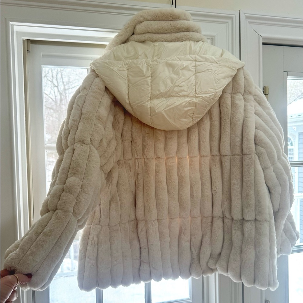Moncler Quilted Fare Faux Fur Jacket.Soft and luxurious. Never worn without tags - Picture 2 of 3